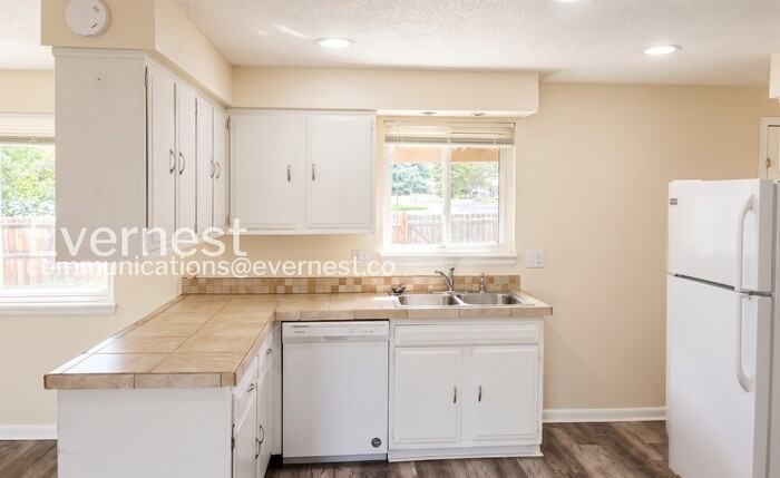1527 Stuart St - Photo 4 of 20