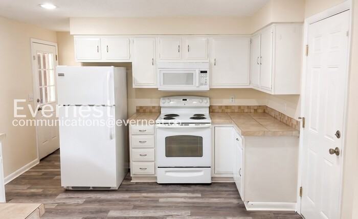 1527 Stuart St - Photo 5 of 20
