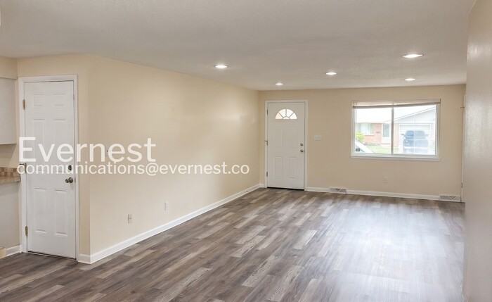 1527 Stuart St - Photo 6 of 20