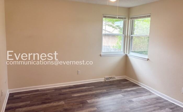 1527 Stuart St - Photo 7 of 20