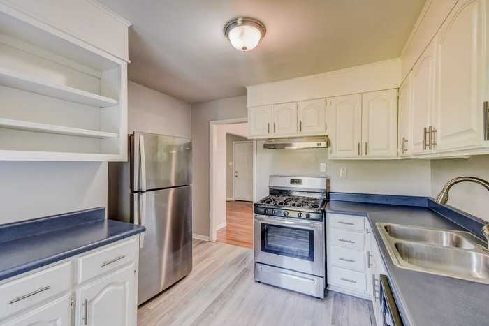 908 9th Ave - Photo 5 of 10