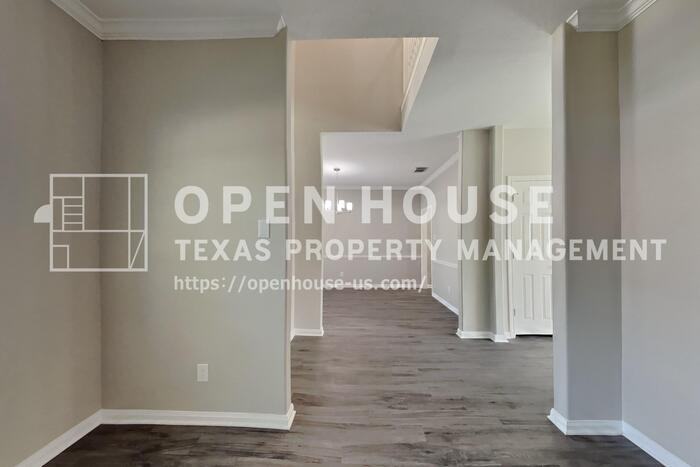 823 Portsmouth Dr - Photo 4 of 27