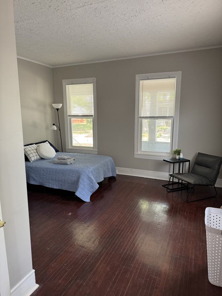 505 E Chestnut St #A - Photo 3 of 10