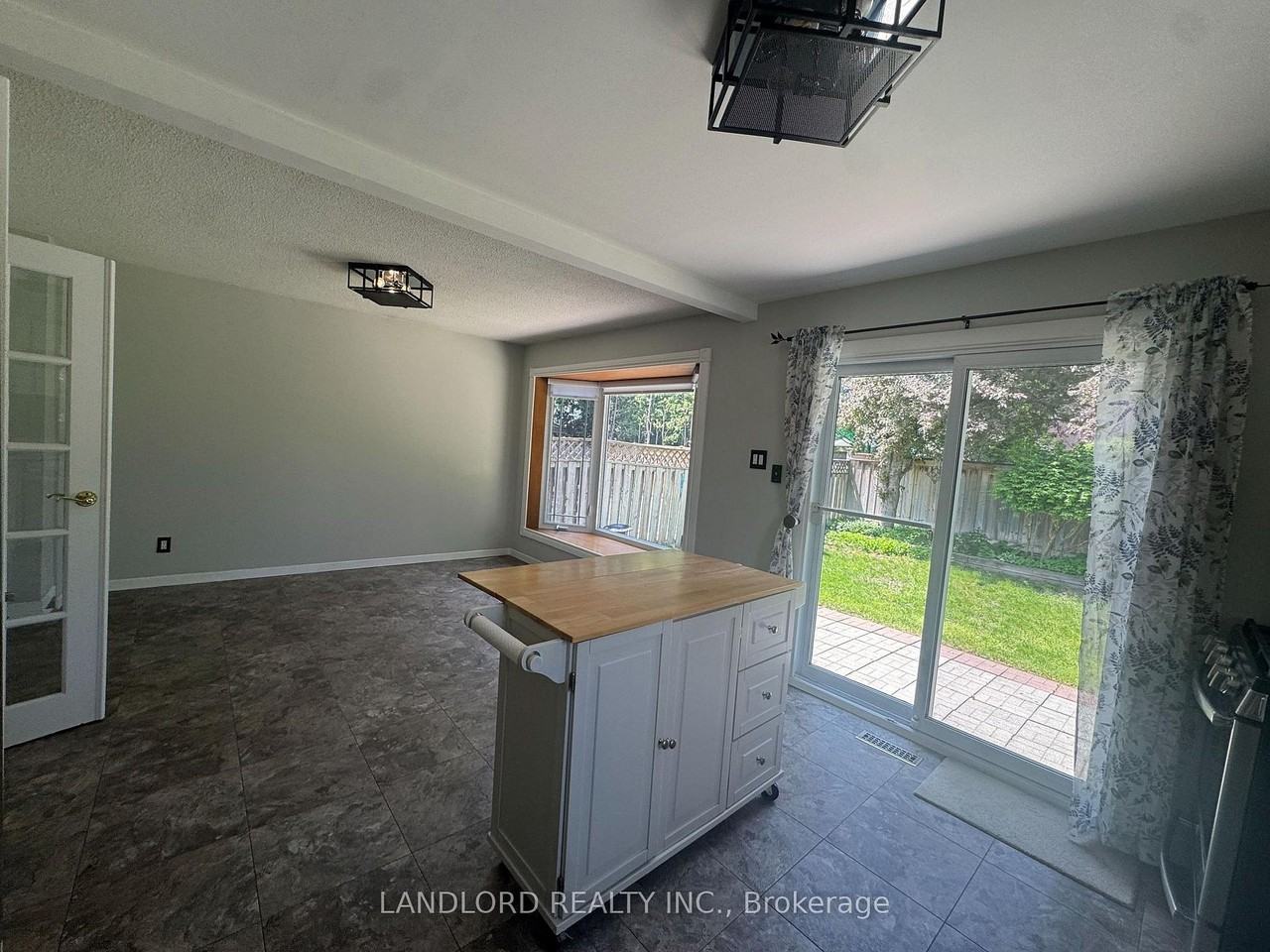833 Laurier Ave - Photo 3 of 46