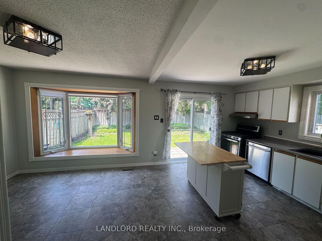 833 Laurier Ave - Photo 4 of 46