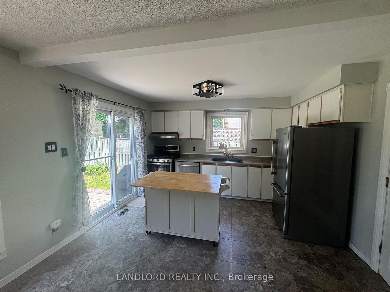 833 Laurier Ave - Photo 5 of 46
