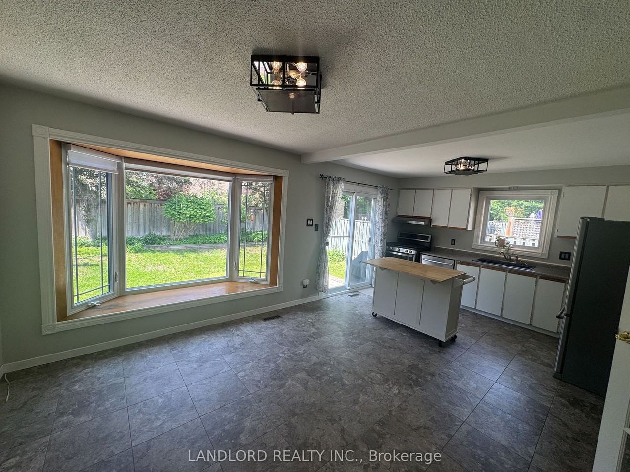 833 Laurier Ave - Photo 6 of 46