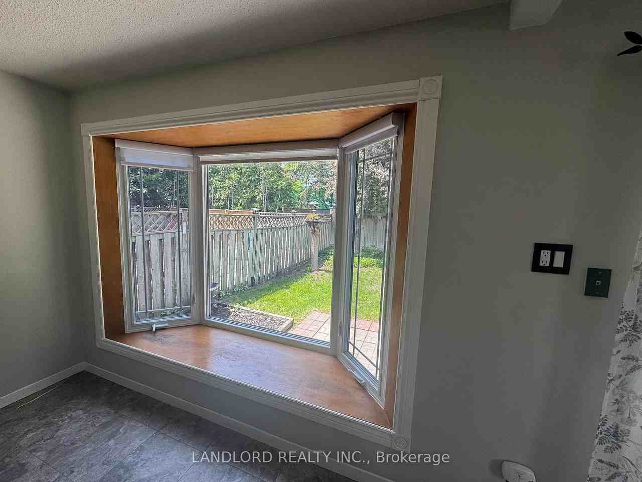 833 Laurier Ave - Photo 7 of 46