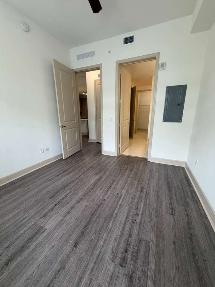 8902 blvd doral #402 - Photo 4 of 8