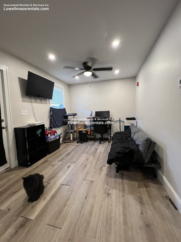 591 Broadway St #1R - Photo 2 of 13