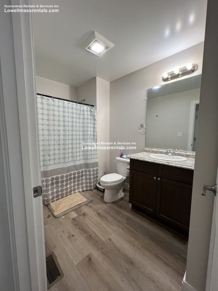 591 Broadway St #1R - Photo 3 of 13