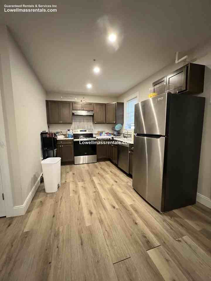 591 Broadway St #1R - Photo 6 of 13