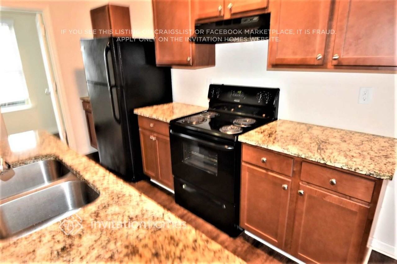 420 Village Broad St - Photo 3 of 9