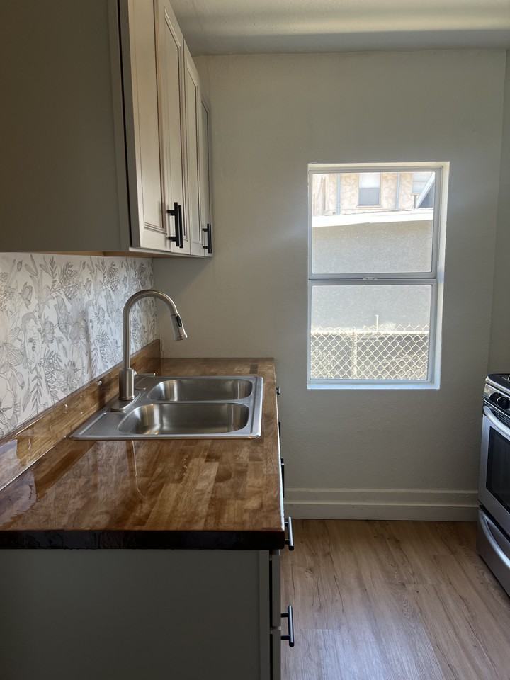 517 S Rowan Ave #1-2 - Photo 2 of 4