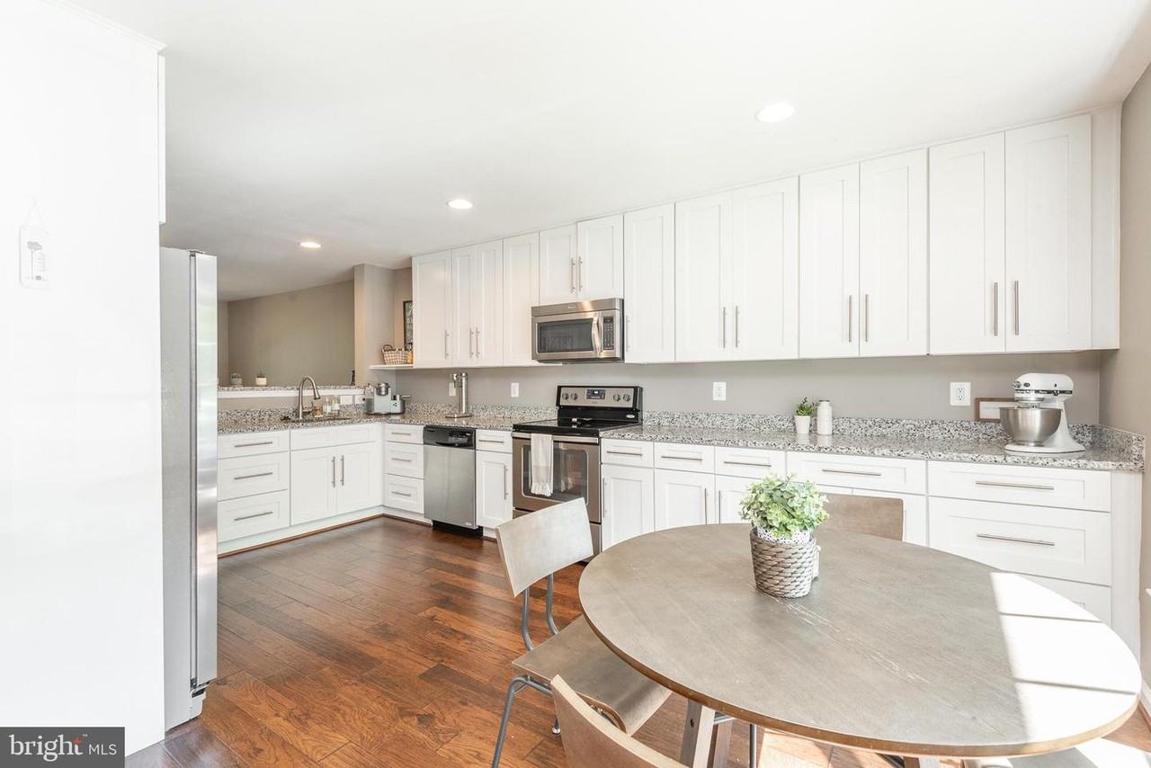 8977 Omega Ct - Photo 4 of 29