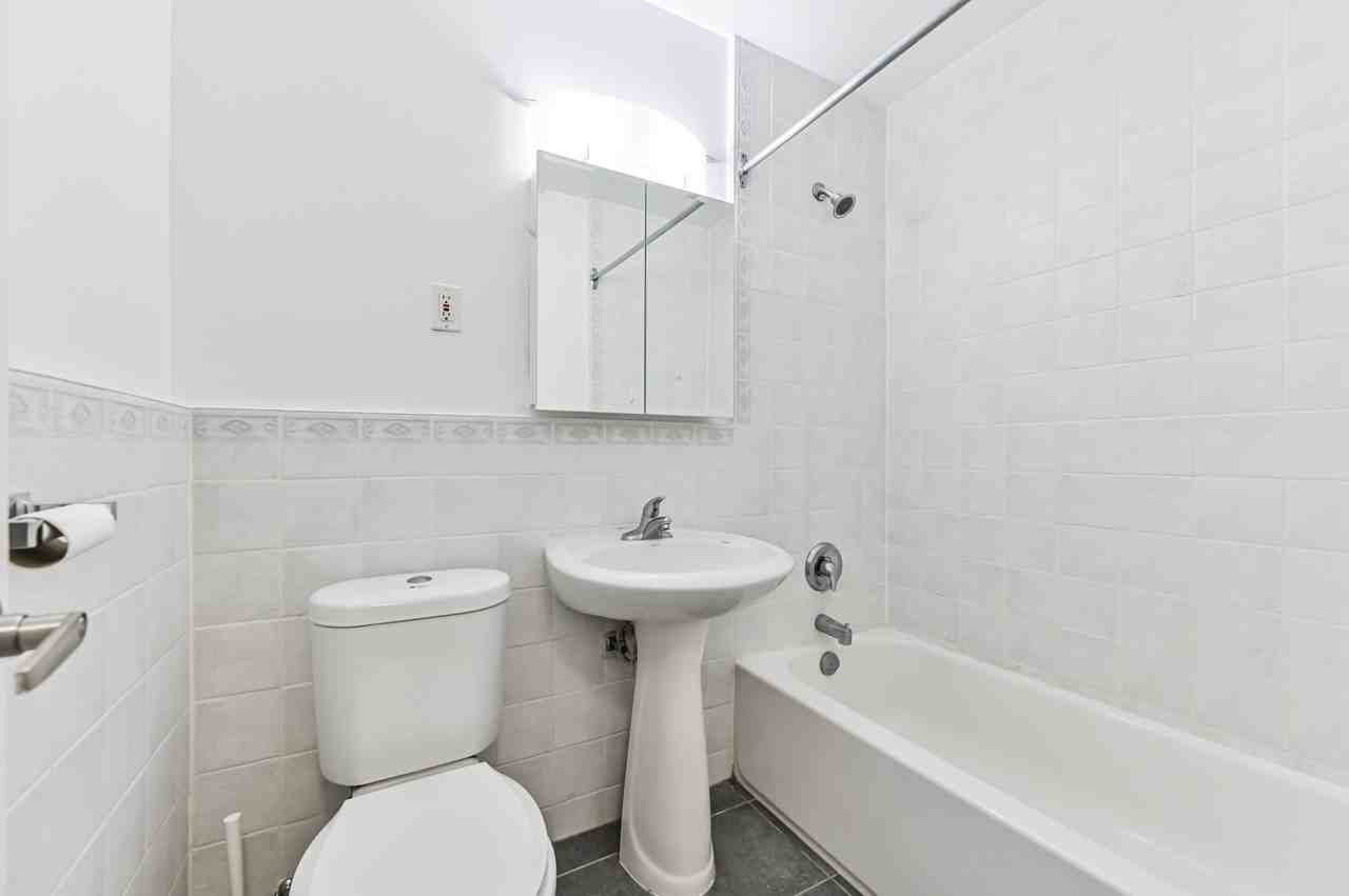 214 St. George - Photo 4 of 7