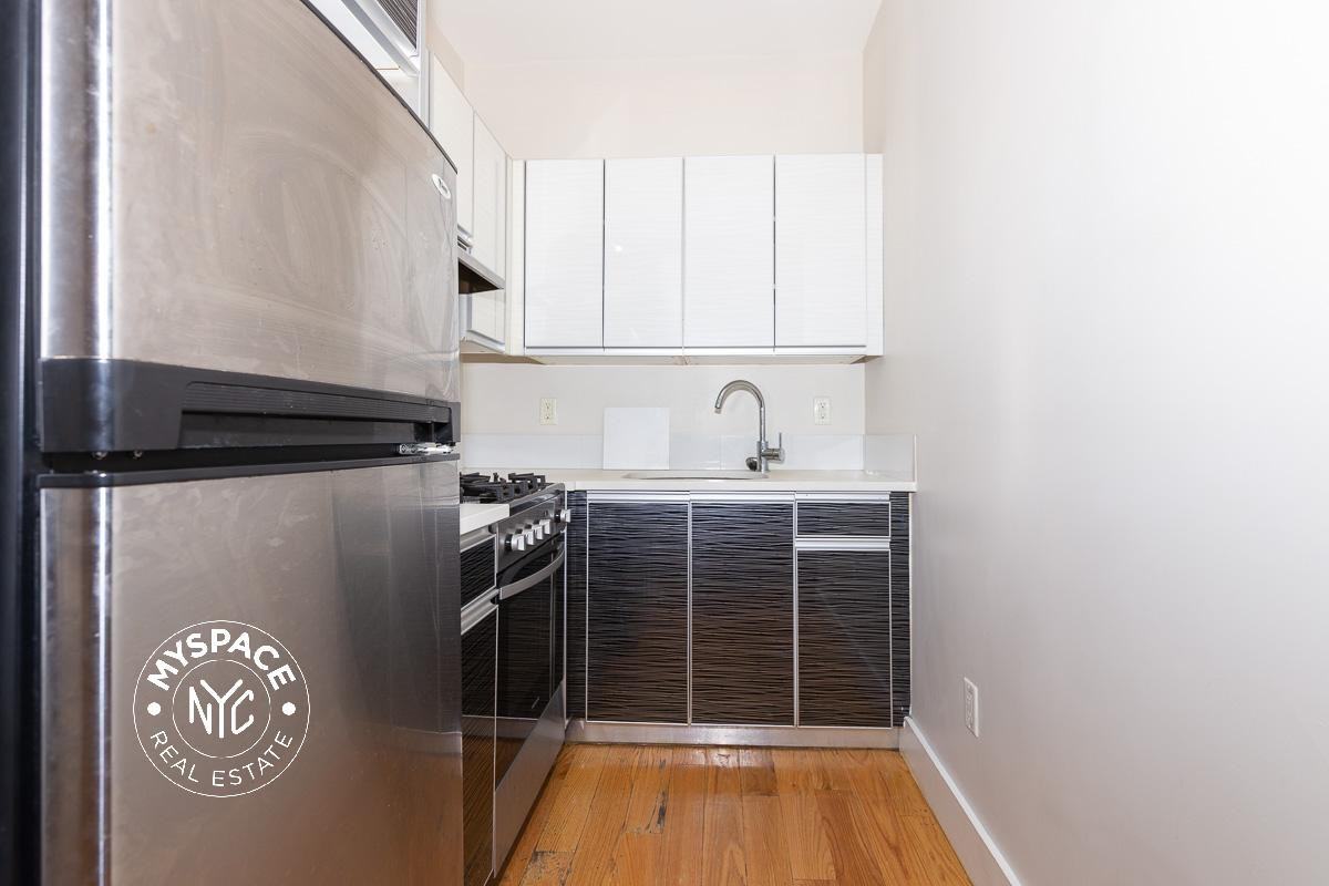 772 Jefferson Ave #3L - Photo 2 of 15
