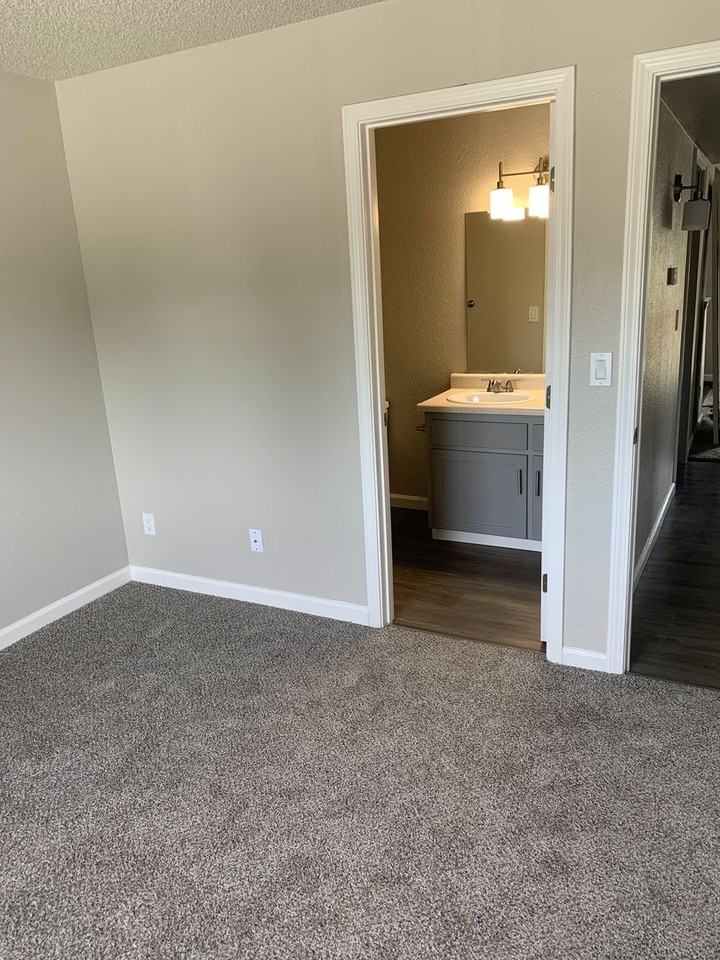 Dry Creek Apartments - Photo 5 of 5