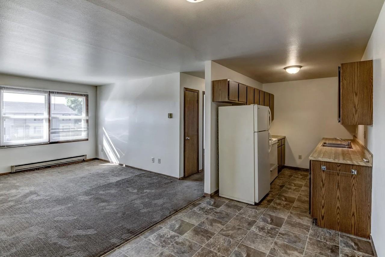 1117 Imperial Circle - Photo 2 of 16