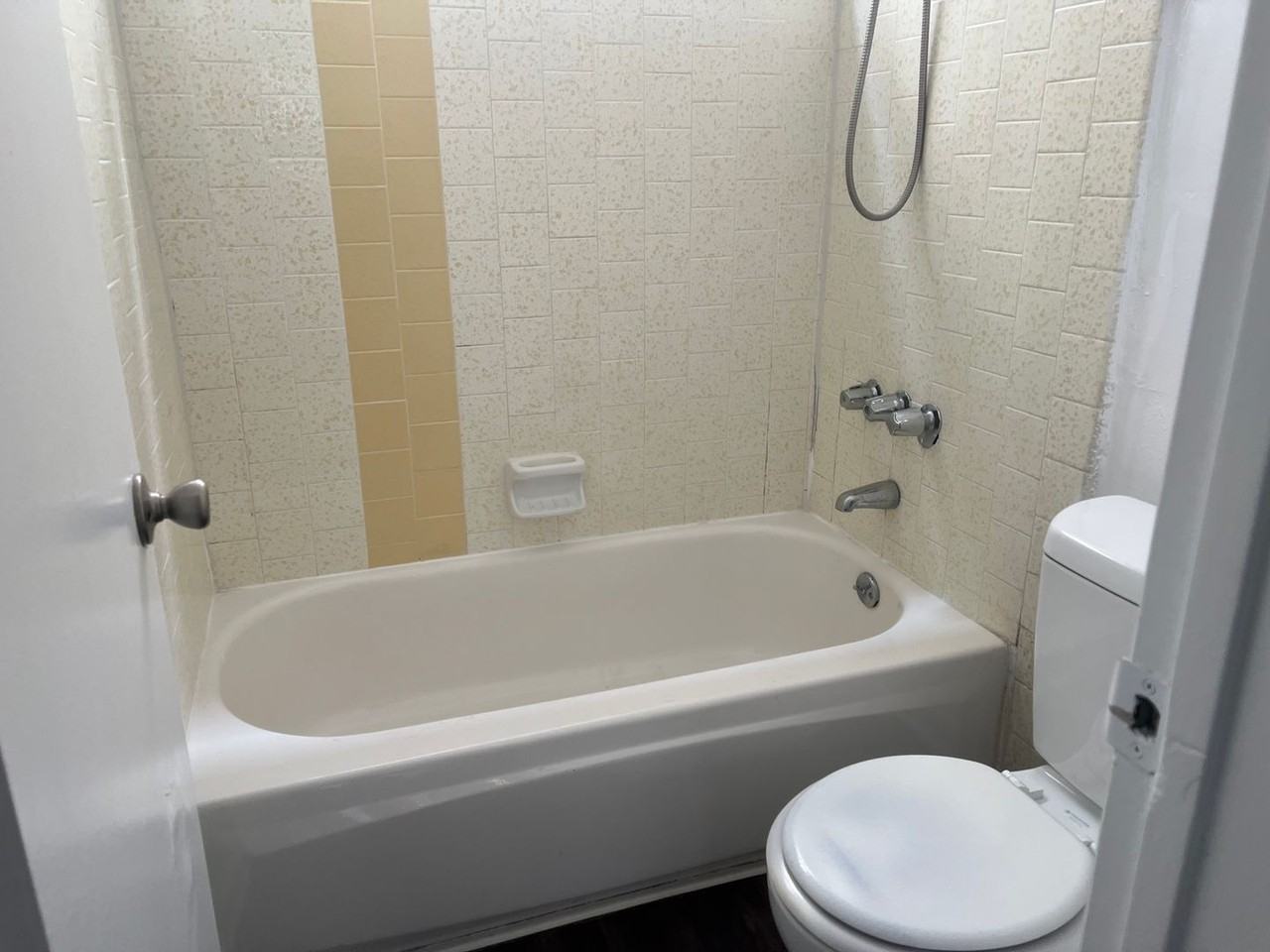 15537 Nordhoff St - Photo 3 of 11