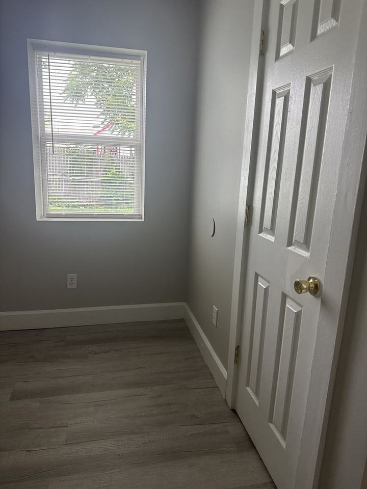 436 Sanders St - Photo 4 of 9