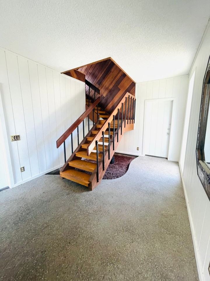 1047 Driftwood Ln - Photo 7 of 37