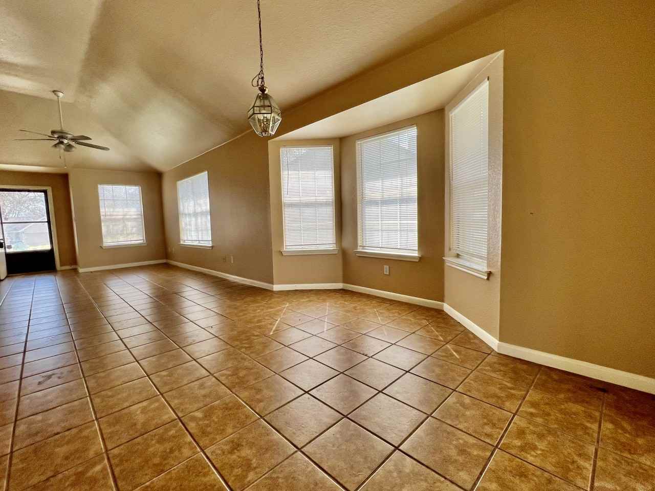 108 N Mockingbird Cir - Photo 3 of 18