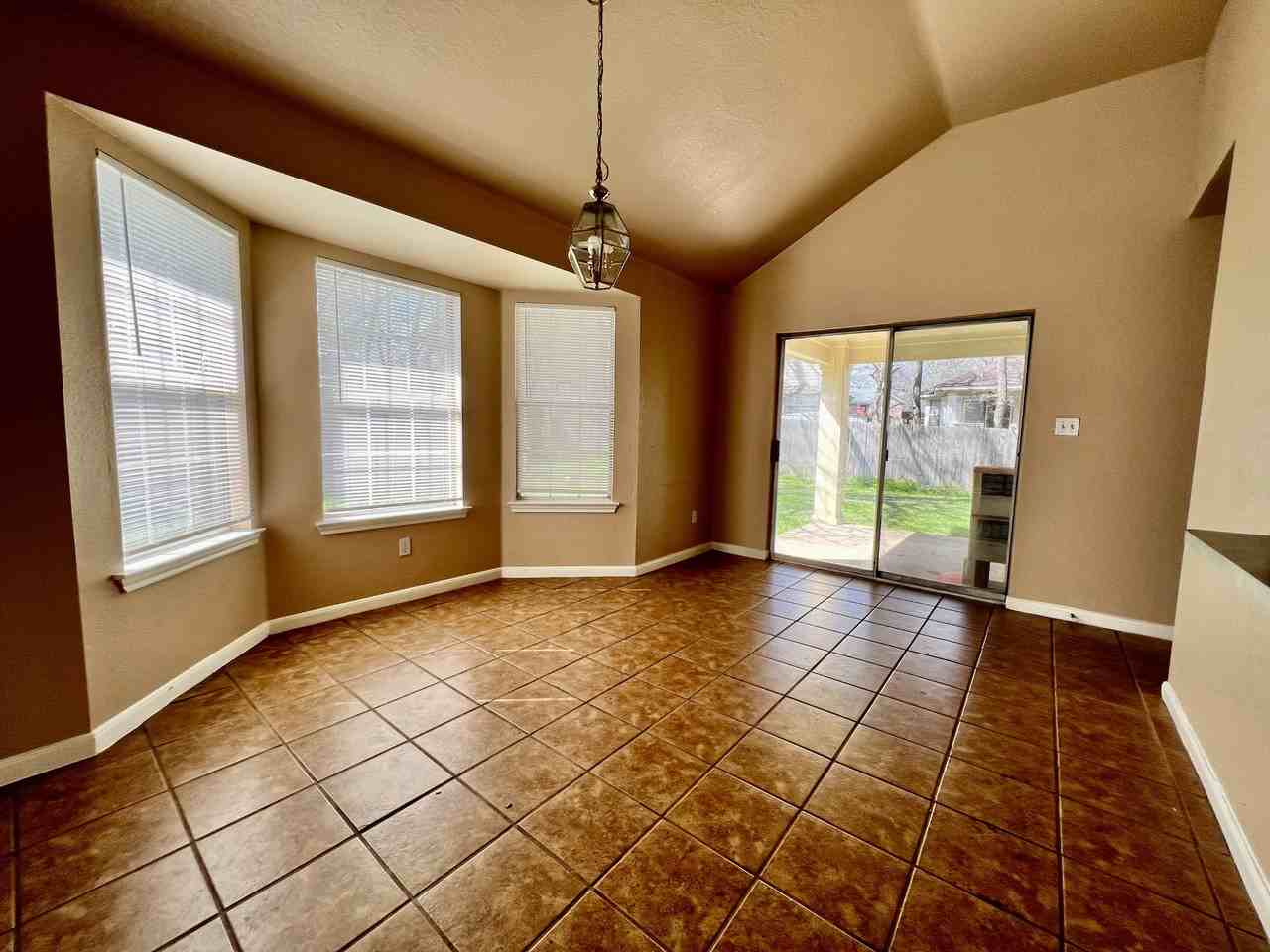 108 N Mockingbird Cir - Photo 4 of 18