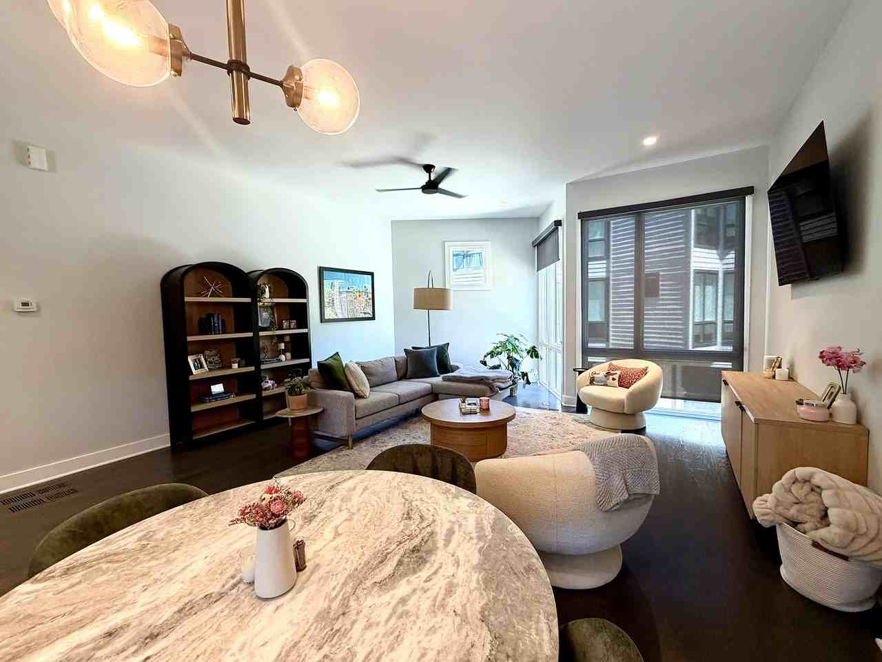 1070 Kenilworth Ave - Photo 7 of 37