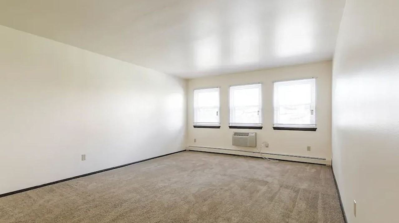 305 Sheffield Rd - Photo 4 of 10