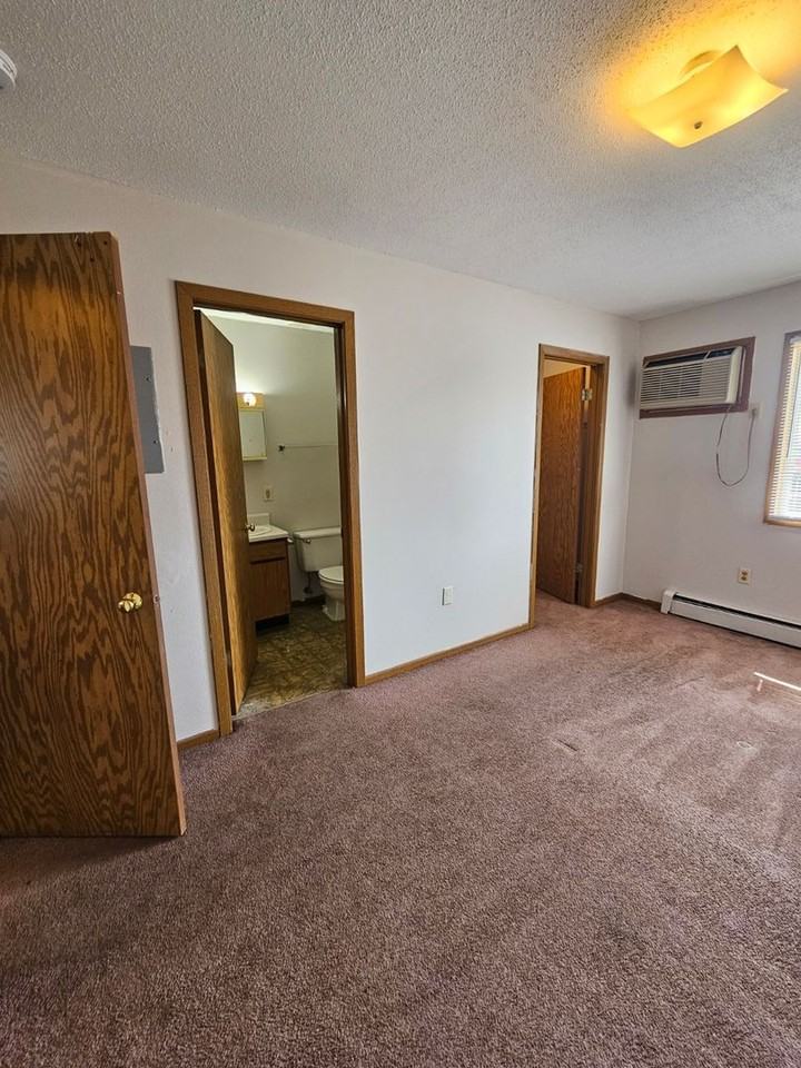 Cedar Rapids 444 - Photo 3 of 37