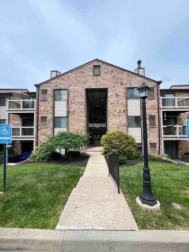 24 Woodland Hills Dr #11