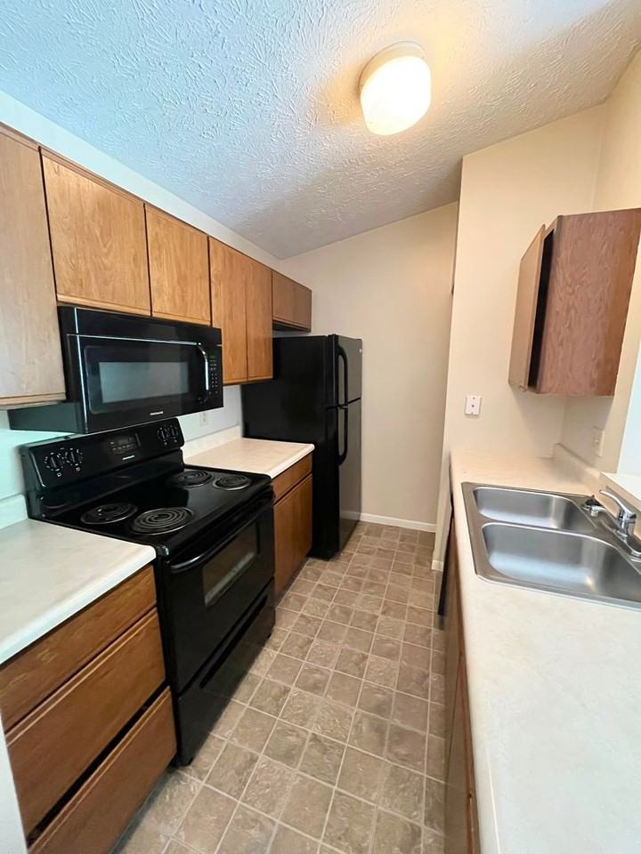 24 Woodland Hills Dr #11 - Photo 3 of 15