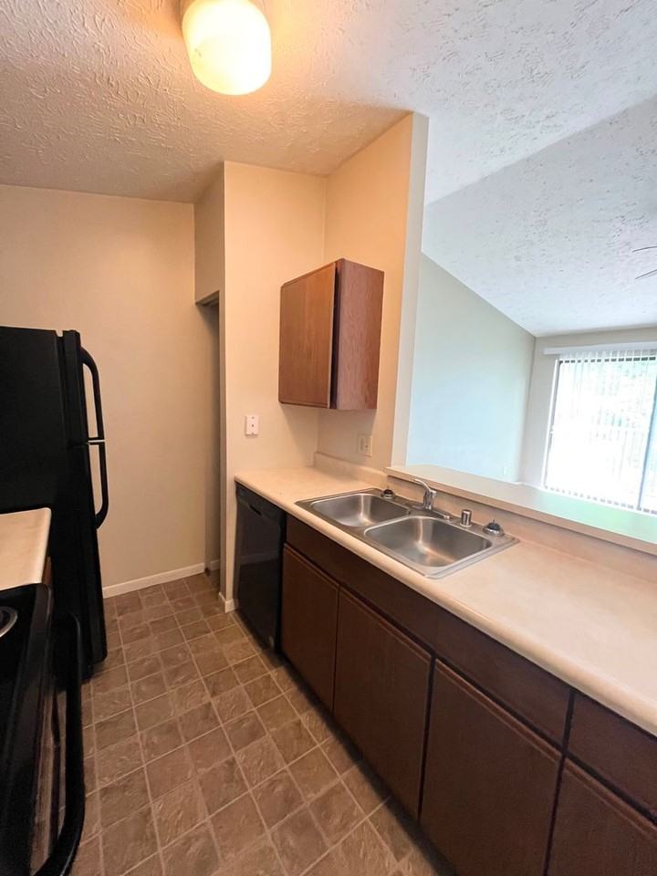 24 Woodland Hills Dr #11 - Photo 4 of 15
