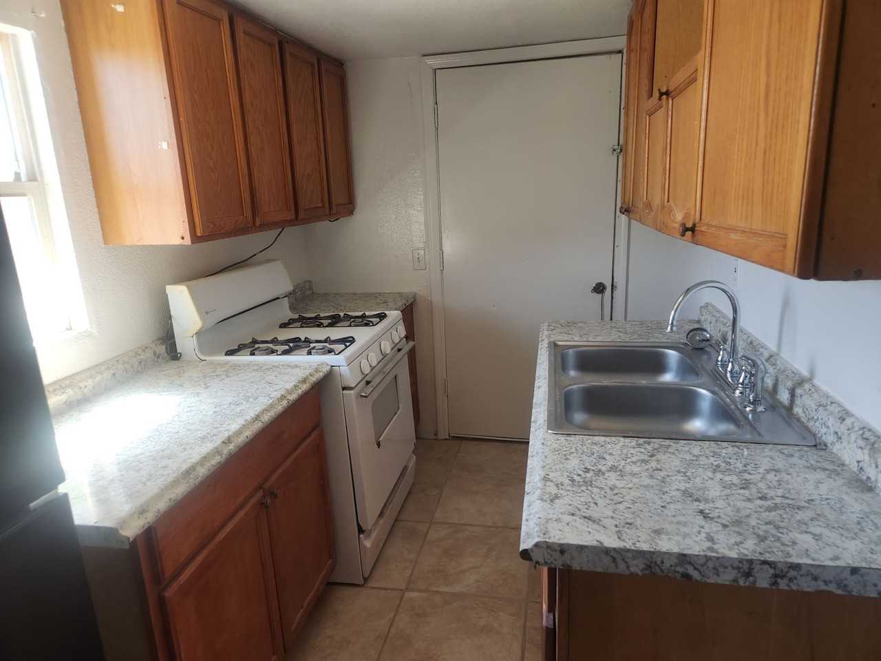 903 W Yuma St - Photo 5 of 13
