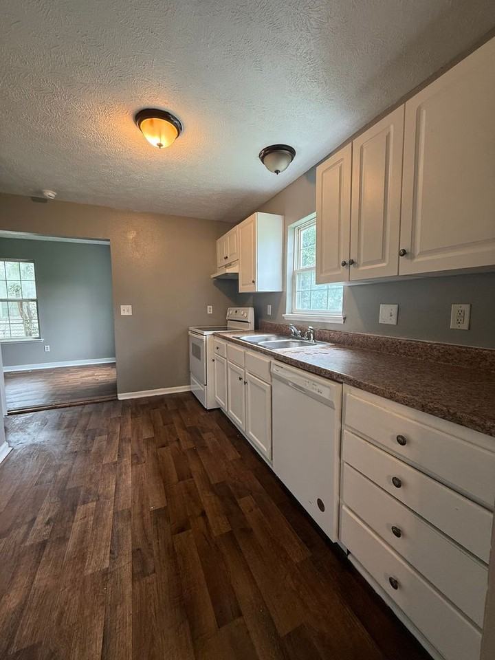 1134 N Brown Ave - Photo 2 of 8