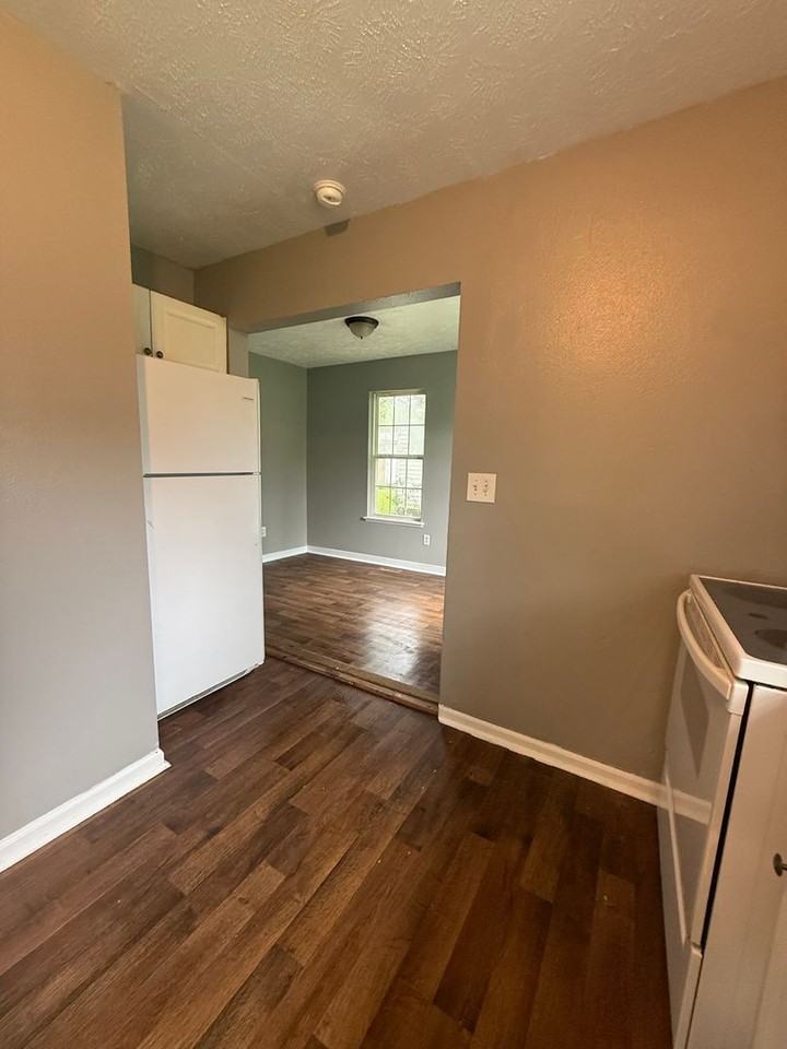 1134 N Brown Ave - Photo 3 of 8