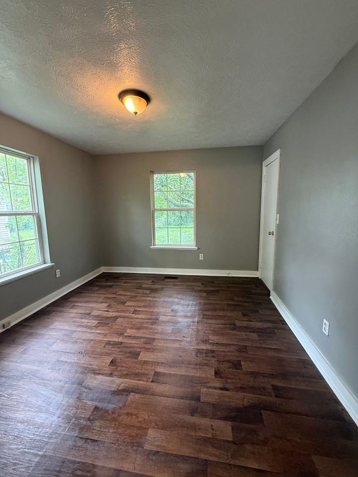 1134 N Brown Ave - Photo 5 of 8