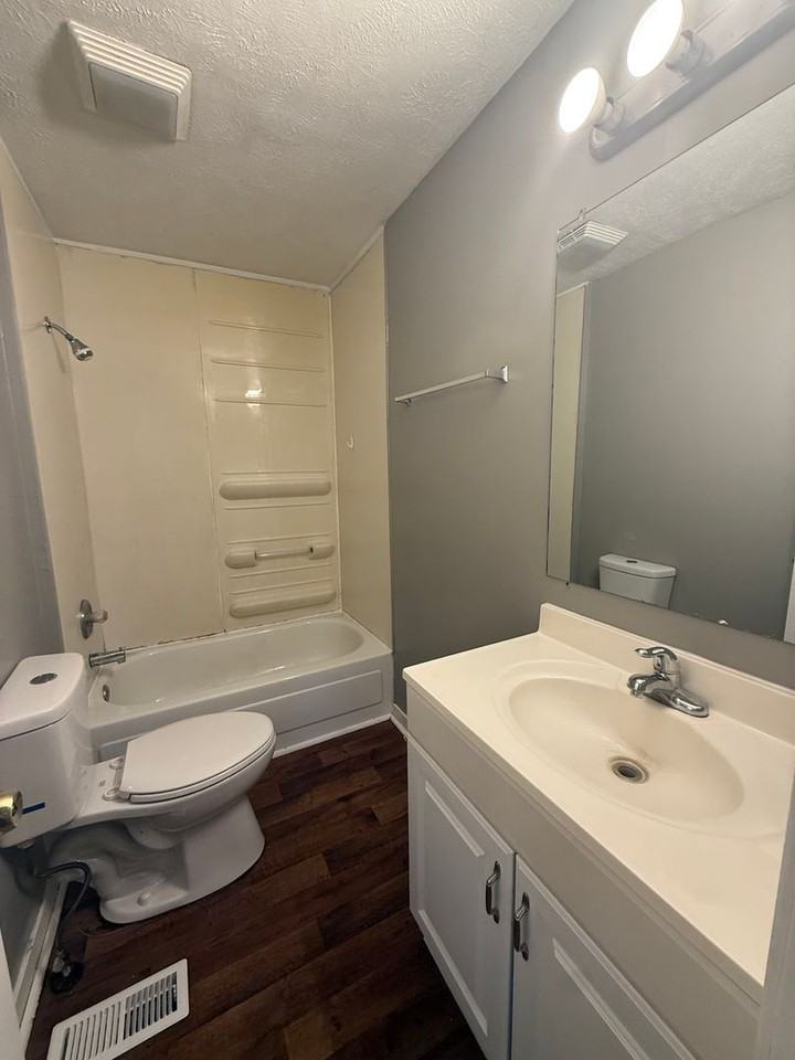 1134 N Brown Ave - Photo 6 of 8