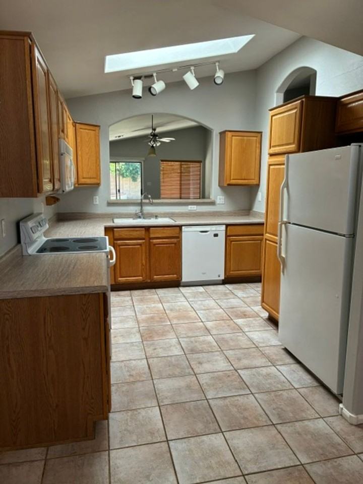529 E Cantebria Dr - Photo 2 of 20