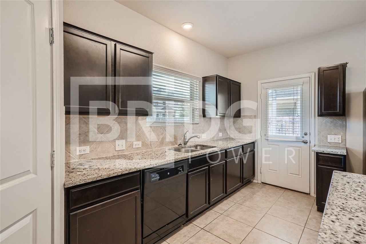 5700 Bell Tower Ln - Photo 7 of 31