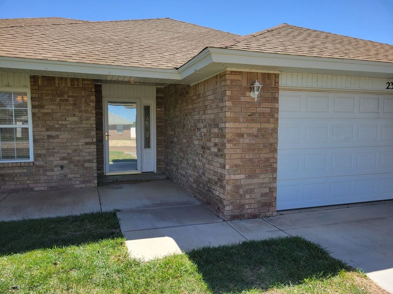 2301 Jadyn Ln - Photo 4 of 28