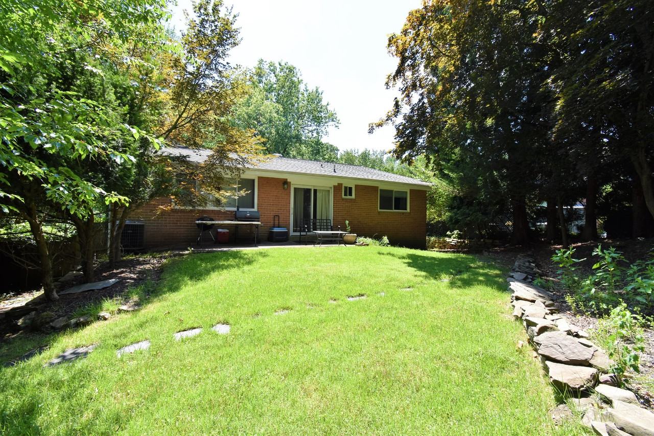 305 Hillsboro Dr - Photo 3 of 23