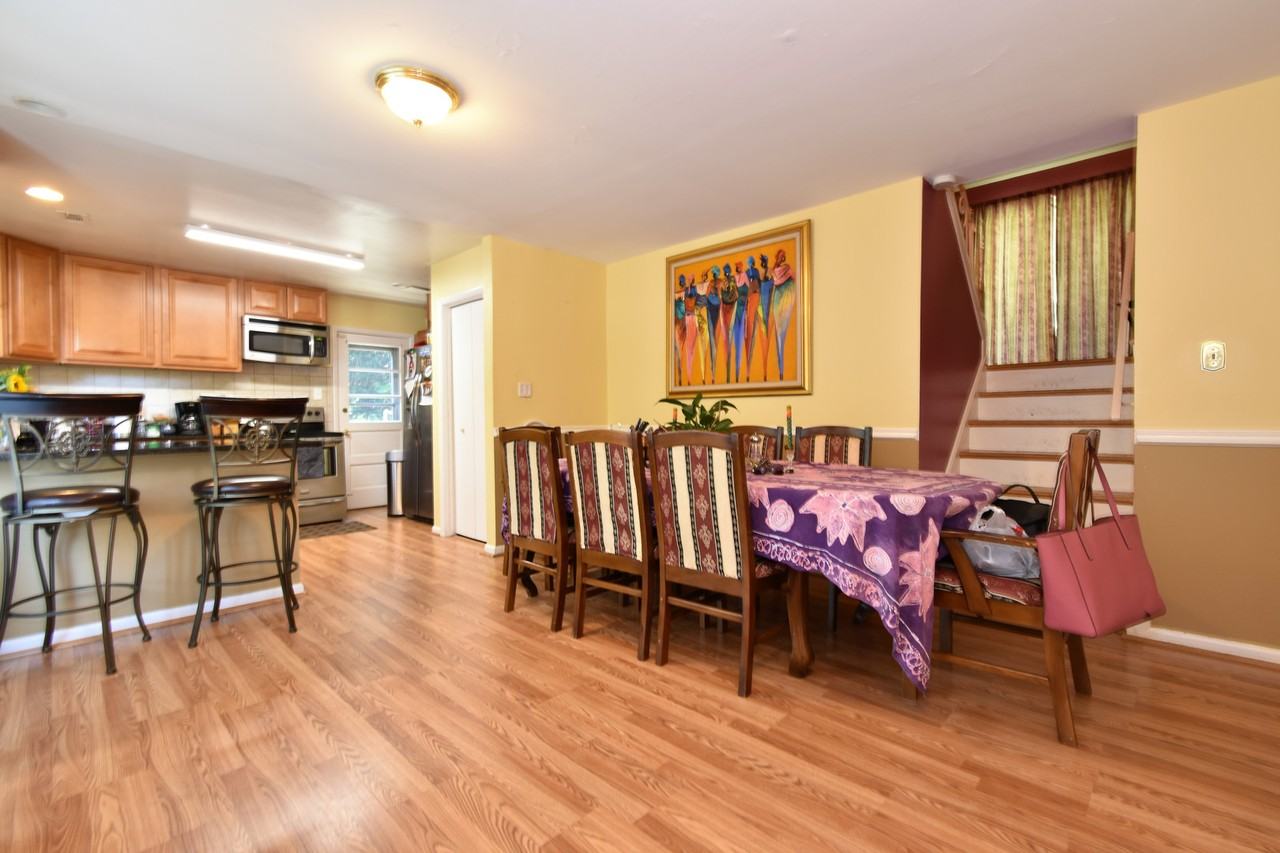 305 Hillsboro Dr - Photo 4 of 23