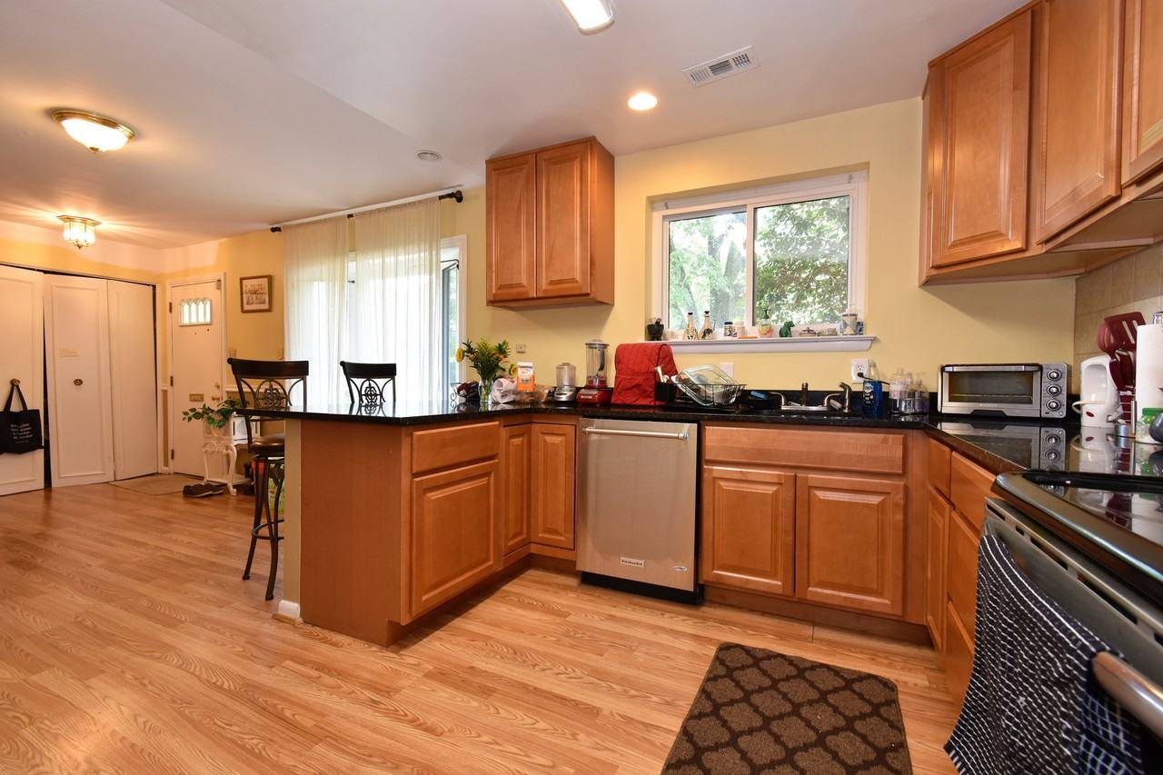 305 Hillsboro Dr - Photo 5 of 23