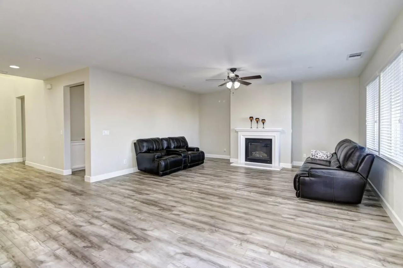5654 Saratoga Cir - Photo 4 of 29