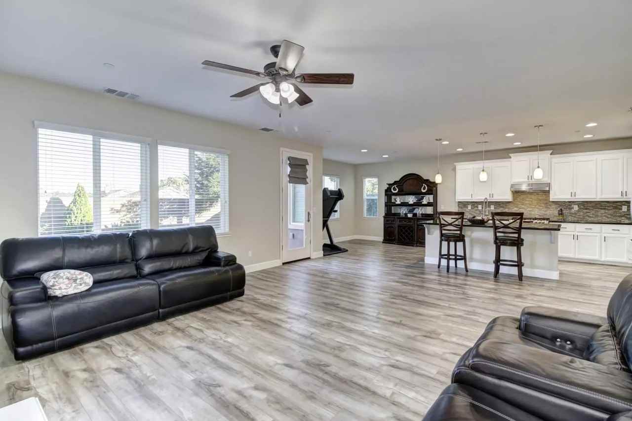 5654 Saratoga Cir - Photo 5 of 29