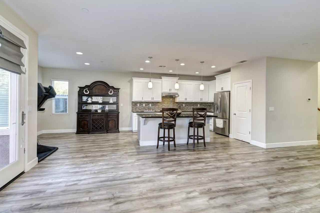 5654 Saratoga Cir - Photo 6 of 29