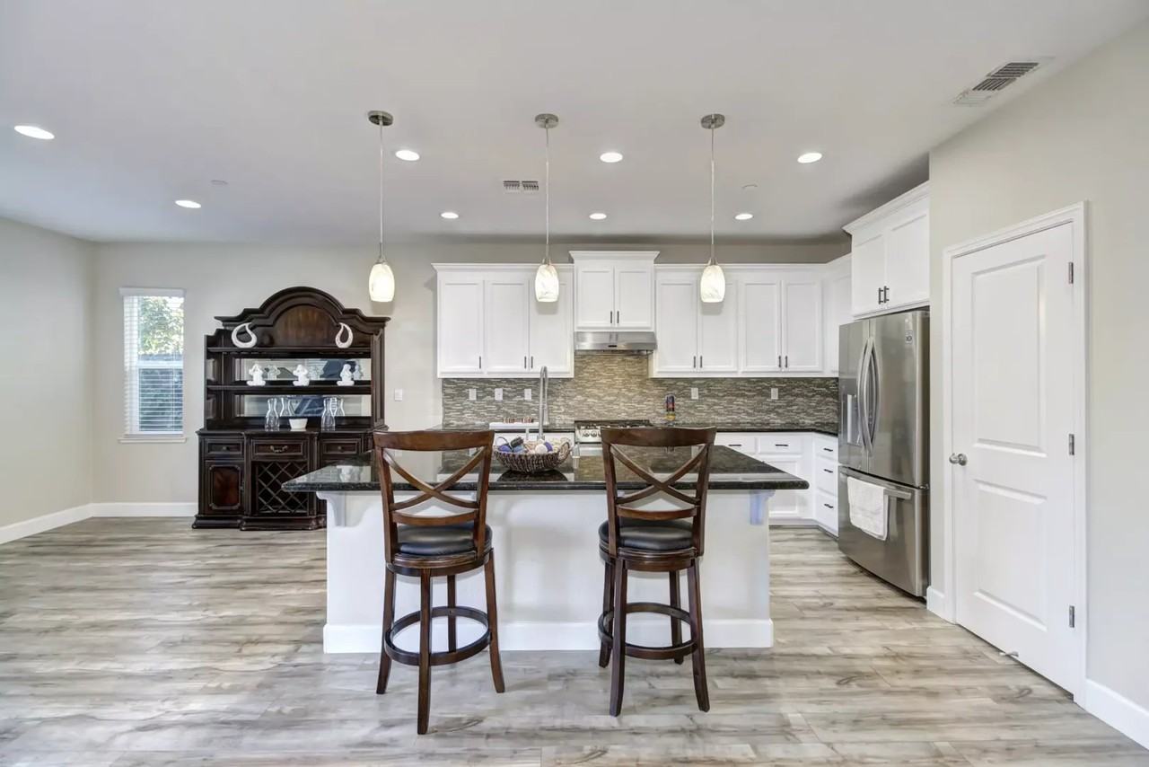 5654 Saratoga Cir - Photo 7 of 29