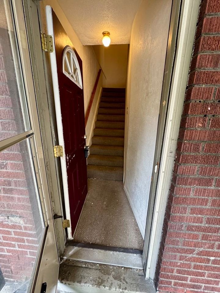 215 Spencer Ave - Photo 4 of 26